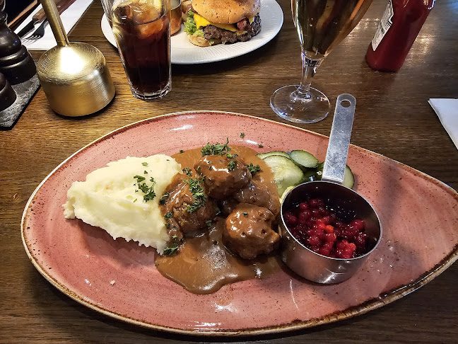 Gustav Adolf - Gastronomi och hotellverksamhet