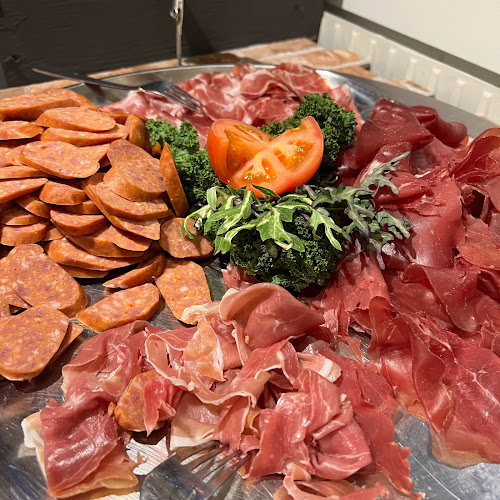 Familjens Deli - Gastronomi och hotellverksamhet