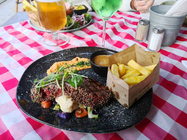 Fellini - Gastronomi och hotellverksamhet