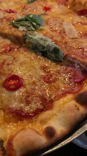 Opinii despre Crispy Pizza Bistro - Vasastan în Stockholm - Gastronomi och hotellverksamhet