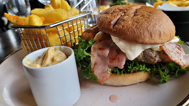 Bakgårn - Gastronomi och hotellverksamhet