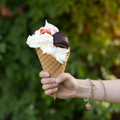 Opinii despre Ormesta Glasscafé Brända Bullar AB în Örebro - Gastronomi och hotellverksamhet