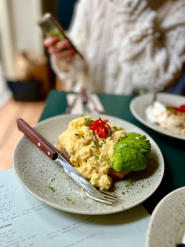 Cafè Pom & Flora Vasastan - Gastronomi och hotellverksamhet