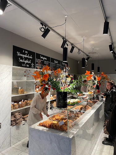 Waynes Coffee - Gastronomi och hotellverksamhet