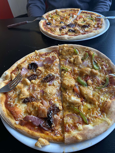 Opinii despre Robertos Pizzeria & Gatukök în Bromölla - Gastronomi och hotellverksamhet