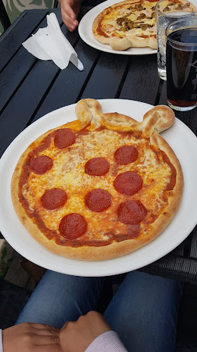 Pizzeria Piri Piri - Gastronomi och hotellverksamhet