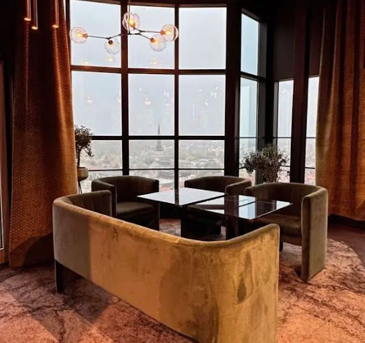 SKYBAR at The Plaza - Gastronomi och hotellverksamhet